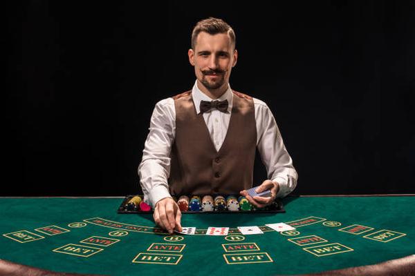 Online casino environments connecting the global online player